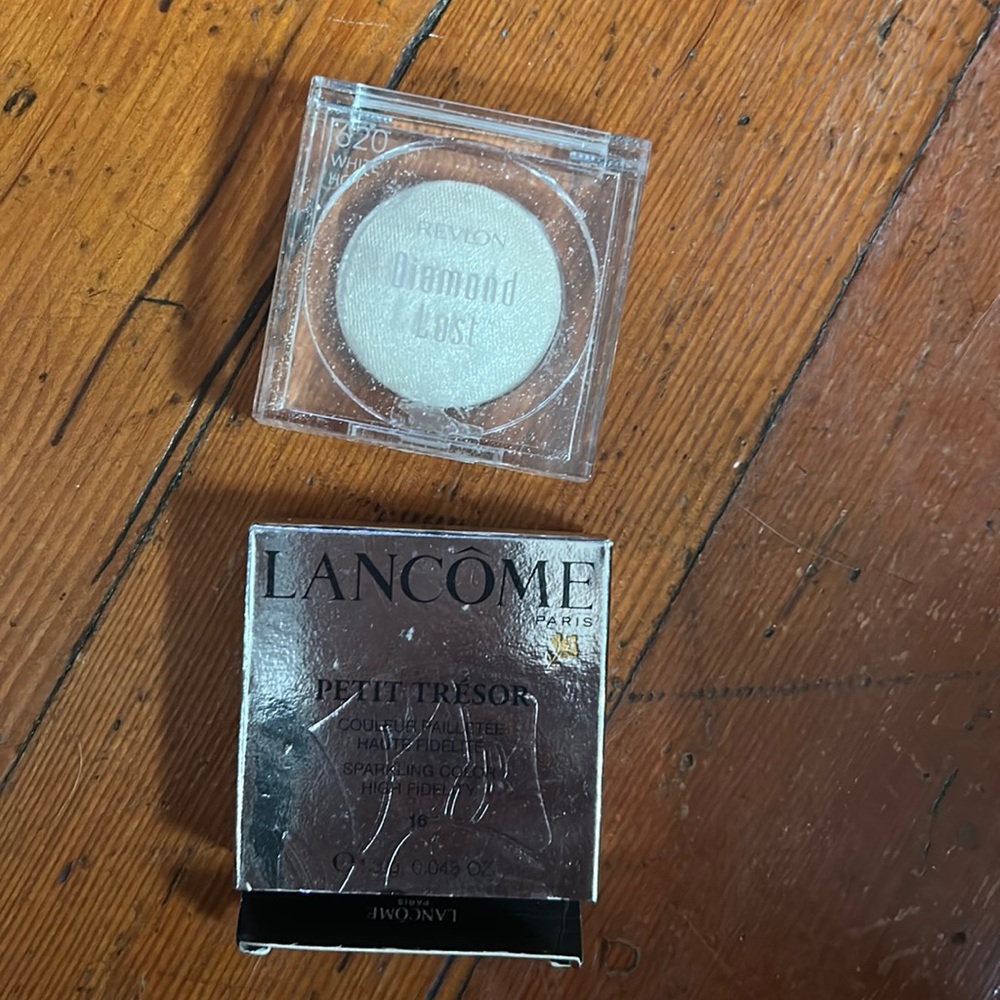 Bundle of two white eyeshadows